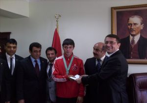 Esmer'den Aydın'a ödül